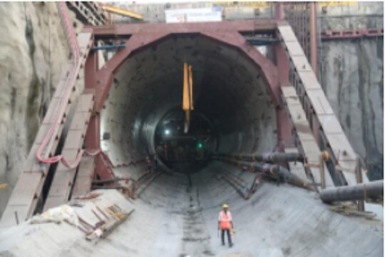 मुंबईत मावळ्याने धरला वेग, दीड महिन्यात पोखरला डोंगर