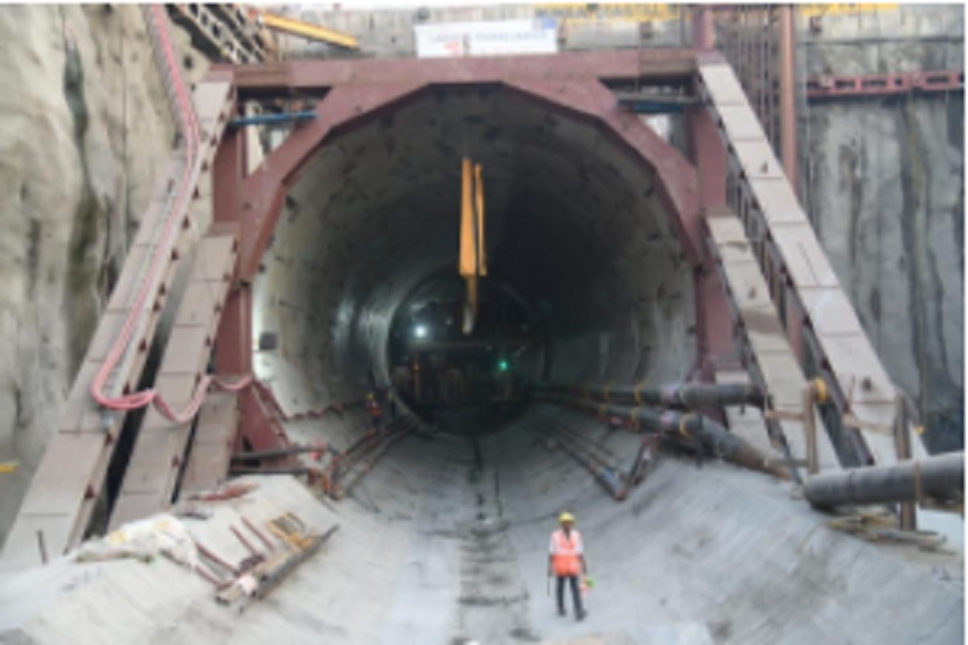 मुंबईत मावळ्याने धरला वेग, दीड महिन्यात पोखरला डोंगर