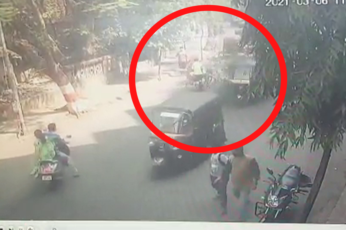 मुलाला कॉम्प्युटर घेऊन देण्यासाठी जात होते आणि फांदी कोसळून वडिलांचा मृत्यू, LIVE VIDEO