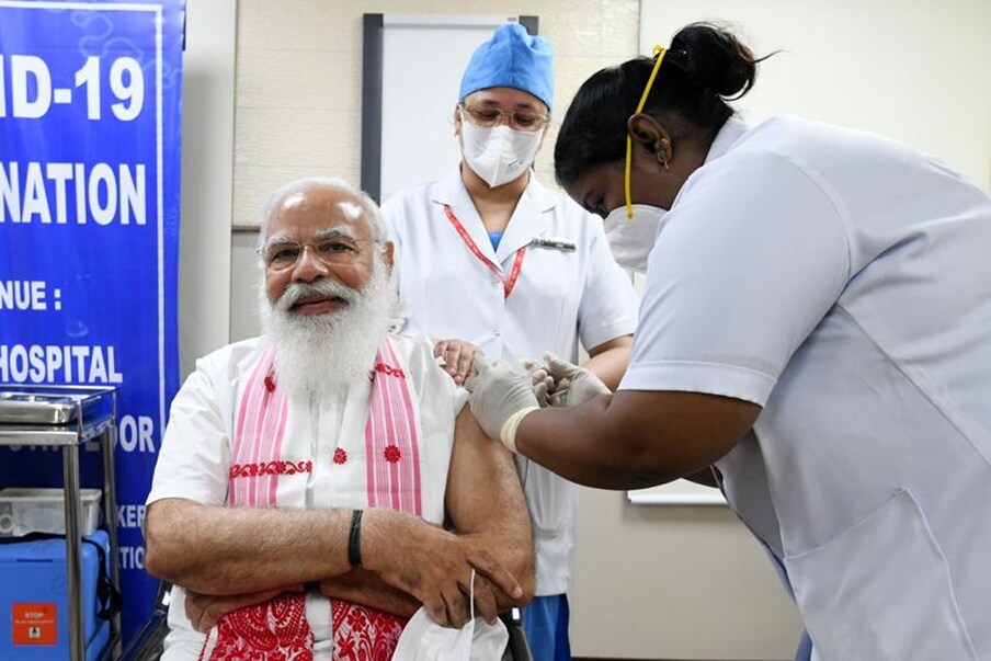 पंतप्रधान नरेंद्र मोदी यांनी नवी दिल्लीतील एम्स हॉस्पिटलमध्ये जाऊन लस टोचून घेतली आहे. 