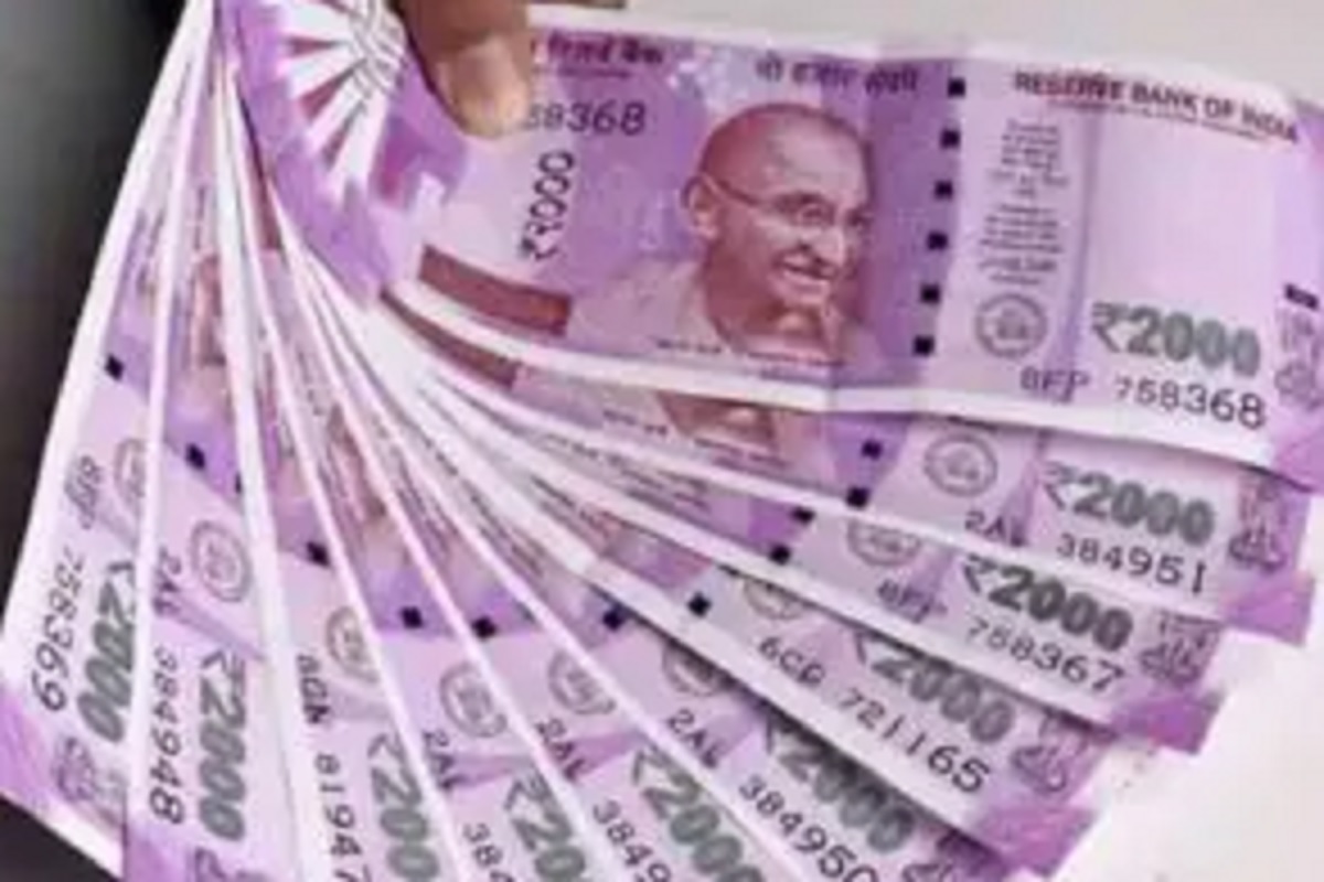 जर तुमचं पीपीएफ (PPF) किंवा एनपीएस (NPS) अकाऊंट असेल, तर ते सुरू ठेवण्यासाठी दरवर्षी किमान 500 रुपये या अकाऊंटमध्ये जमा करणं आवश्यक आहे. जर तुम्ही या वर्षभरात ही रक्कम जमा केली नसेल, तर ती 31 मार्चपूर्वी जमा करावी, अन्यथा अकाऊंट बंद होईल आणि नंतर दंड भरावा लागेल.