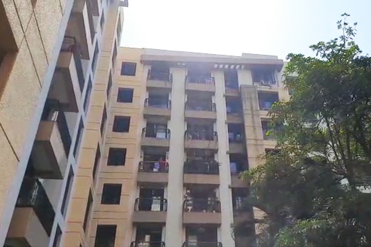 मुंबई हादरली, 20 वर्षीय मुलाने वडिलांची आणि आजोबांची हत्या करून मारली इमारतीवरून उडी!