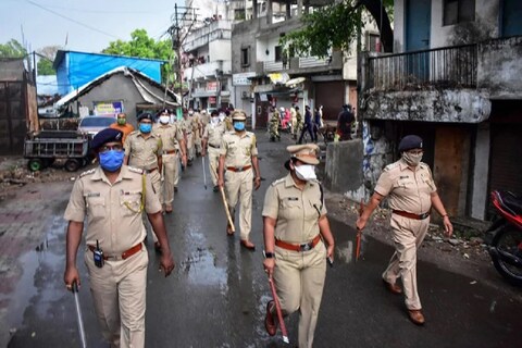 Lockdown in Maharashtra: महाराष्ट्रातून समोर येणारी कोरोनाची आकडेवारी भीषण आहे. त्यामुळे प्रशासनाकडून लॉकडाऊनचे संकेत दिले जात आहे. मुख्यमंत्री उद्धव ठाकरे (CM Uddhav Thackarey) याबाबत लवकरच निर्णय जाहीर करतील