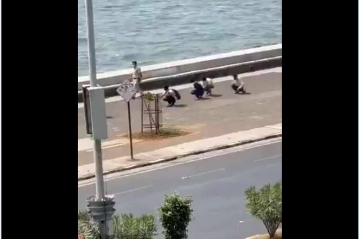 विनामास्क फिरले म्हणून रस्त्यावरच...; मुंबई पोलिसांनी दिलेल्या अजब शिक्षेचा VIDEO