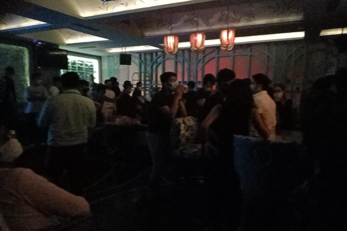 रात्री उशिरापर्यंत बार सुरू ठेवणाऱ्या हॉटेलवर BMCची धडक कारवाई, तब्बल 245 जण विना मास्क पकडले