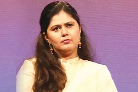 मुंबईच्या माजी पोलीस आयुक्तांनीच असं पत्र लिहिल्यामुळे विरोधी पक्ष असलेल्या भाजपने या मुद्द्यावरून ठाकरे सरकारला घेरलं आहे. भाजप नेत्या आणि माजी मंत्री पंकजा मुंडे यांनी याबाबत ट्वीट करत सरकारवर निशाणा साधला आहे.