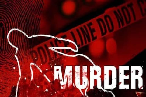 Murder in Pune: पुणे जिल्ह्यातील शिरूर तालुक्यात सणसवाडी परिसरात एका अज्ञात व्यक्तीची दगडाने ठेचून हत्या (Brutal murder) केल्याची घटना घडली आहे. 