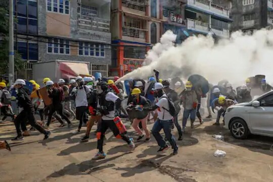 म्यानमारमध्ये आंदोलन धगधगतयं; बचावासाठी नागरिकांची भारतात घुसखोरी