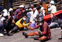 Explainer : लष्करी हुकूमशाहीला कसं घाबरवतंय महिलांचं पारंपरिक वस्त्र?