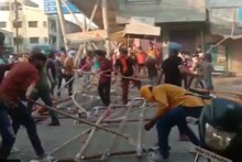 VIDEO : लॉकडाऊनमध्ये मिरवणुकीचं आयोजन, विरोध केला म्हणून पोलिसांवर हल्ला