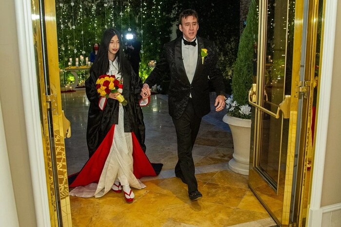 कमी लोकांच्या उपस्थितीत हे लग्न पार पडलं. PEOPLE मॅगेजीनसोबत बोलताना निकोलस केज म्हणाले की, हो हे खरं आहे आणि आम्ही दोघेही खूप खूष आहोत. निकोलस आणि रीकोच्या लग्नाचा खुलासा शुक्रवारी झाला.