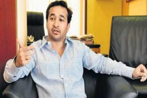 Nitesh Rane on Sanjay Raut महाविकास आघाडीचं सरकार पडणार ही खरंच अफवा असेल तर, राऊत साहेब तुमचे मालक गेल्या काही दिवसांपासून आपल्या घरात 5 तास बसून कशासाठी महायज्ञ करतायेत? असा सवाल त्यांनी विचारला.