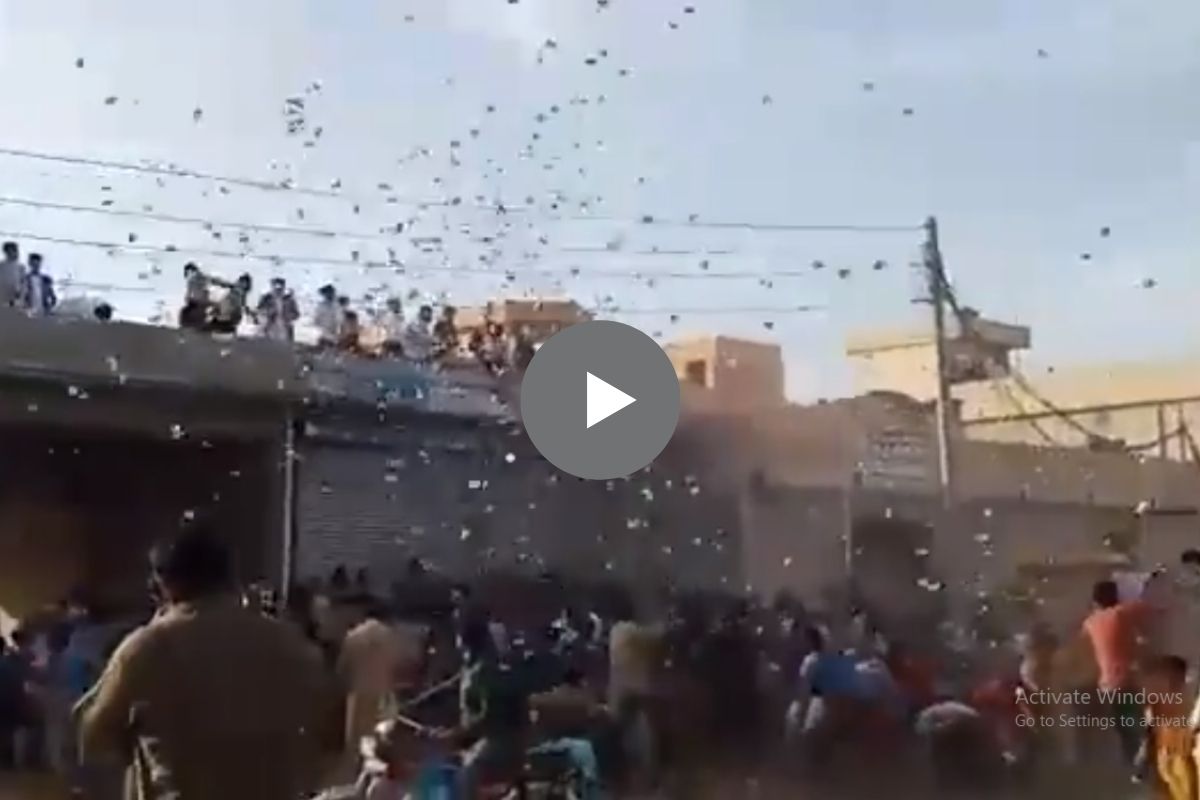 कर्जबाजारी पाकिस्तानात आकाशातून नोटांचा पाऊस; पैशांसाठी लोकांची झुंबड, पाहा VIDEO