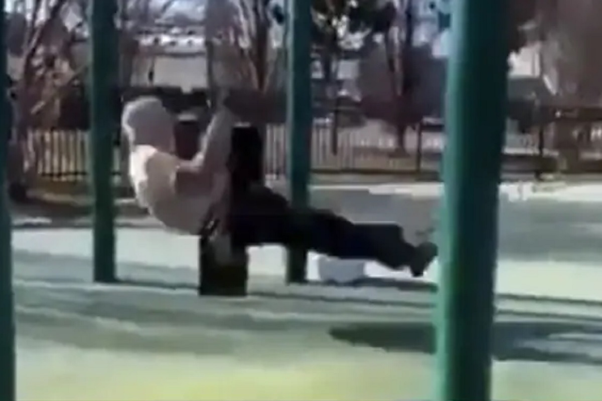 OMG! चिमुरड्यांच्या झोपाळ्यावर झुलता झुलता हवेत उंच गेले आजोबा आणि...; VIDEO VIRAL