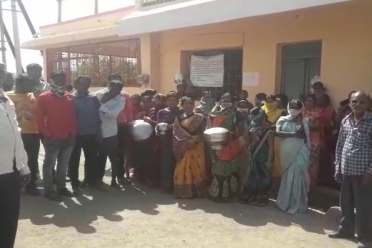 बुलडाण्यात आतापासूनच पाणी प्रश्न पेटला; संतप्त महिलांनी ग्रामपंचायतीला ठोकले टाळे