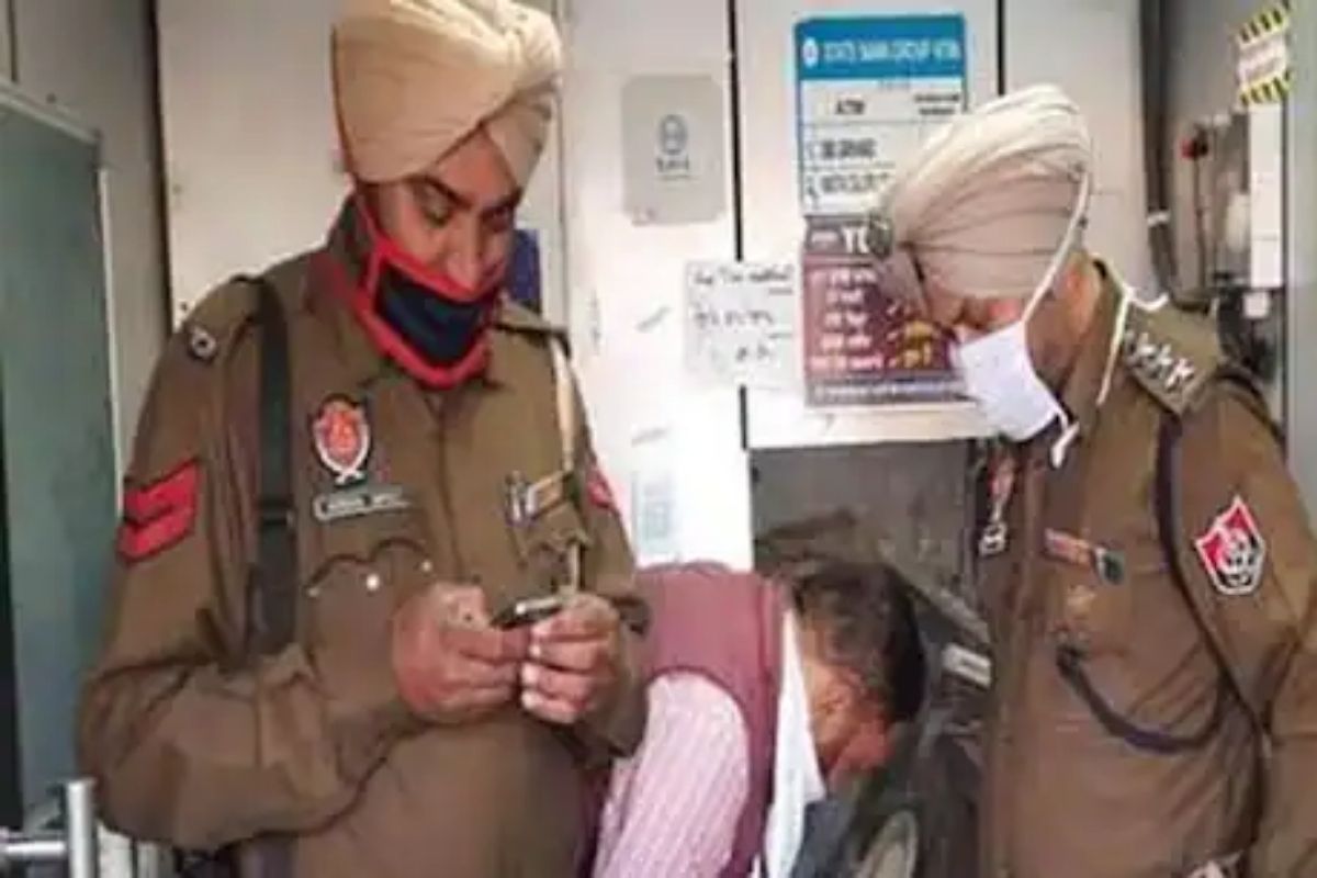 22 लाख रोकड असलेलं ATM चोरट्यांनी केलं गायब; पोलिसांच्या शेजारीच घडला धक्कादायक प्रकार