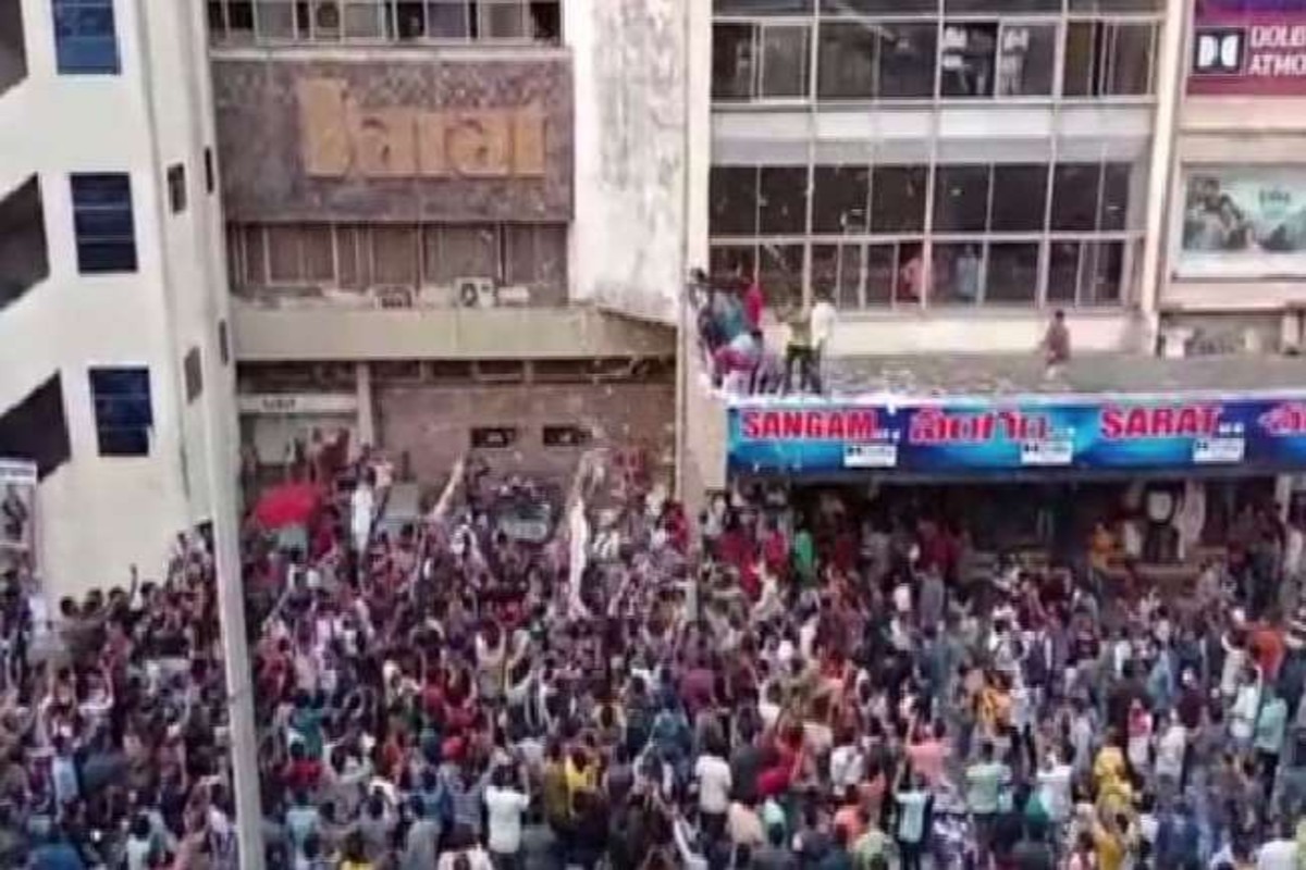 VIDEO: ट्रेलर लॉन्चवेळी फॅन्स अनियंत्रित, काचा फोडून केला टॉकीजमध्ये प्रवेश