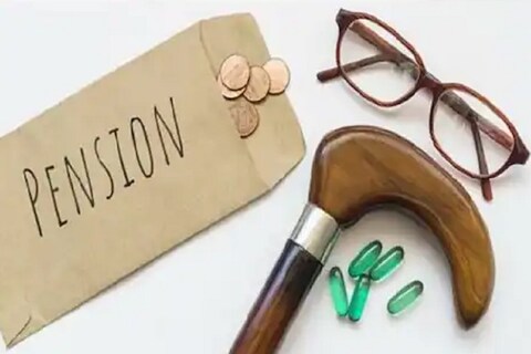 ज्येष्ठ नागरिकांना (Senior Citizen) पेन्शन योजनेबाबत (Pension Scheme) लवकरच एक आनंदाची बातमी मिळण्याची शक्यता आहे. वयोवृद्ध नागरिकांसाठी सरकार एक विशेष योजना आखत असून, लवकरच त्याबाबत घोषणा होण्याची शक्यता आहे. 