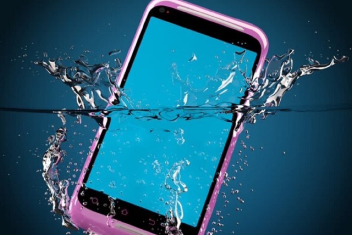 फोन पाण्यात पडल्यानंतर होऊ नका पॅनिक; काय करावं, काय नाही? जाणून घ्या या टीप्स