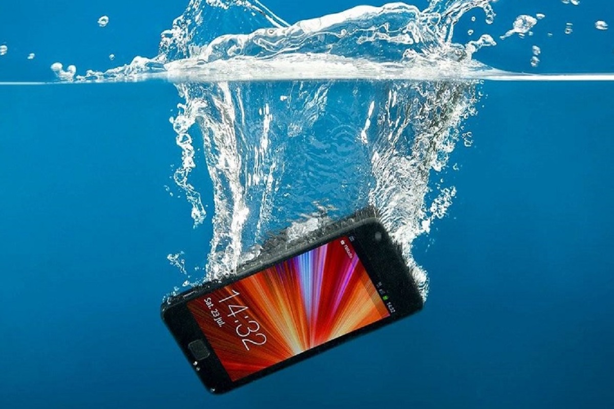 फोन पाण्यात पडल्यानंतर चुकूनही करू नका या गोष्टी; वॉटर डॅमेजपासून वाचण्यासाठी जाणून घ्या Magic Tips