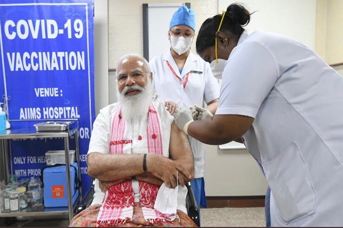 पंतप्रधान नरेंद्र मोदी यांनी हॉस्पिटलमध्ये जाऊन घेतली कोरोना लस!