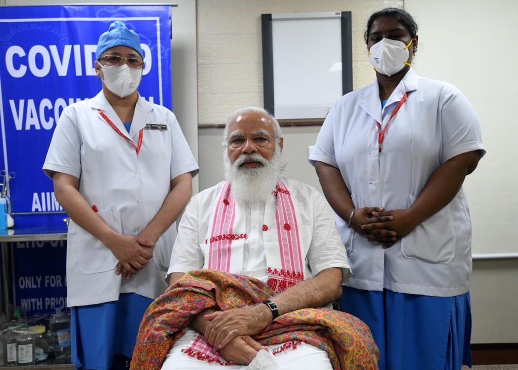 एम्स हॉस्पिटलमधील काम करणाऱ्या आणि पुद्दचेरी येथील राहणाऱ्या परिचारिका पी निवेदा यांनी पंतप्रधान मोदी यांना कोरोनाची लस दिली आहे. एम्स हॉस्पिटलमधील काम करणाऱ्या आणि पुद्दचेरी येथील राहणाऱ्या परिचारिका पी निवेदा यांनी पंतप्रधान मोदी यांना कोरोनाची लस दिली आहे.