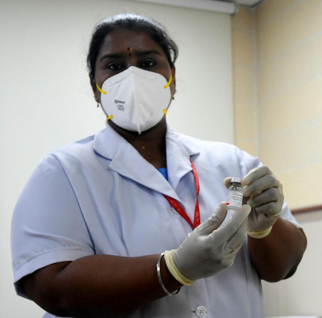 एम्स हॉस्पिटलमधील काम करणाऱ्या आणि पुद्दचेरी येथील राहणाऱ्या परिचारिका पी निवेदा यांनी पंतप्रधान मोदी यांनी कोरोनाची लस दिली आहे. एम्स हॉस्पिटलमधील काम करणाऱ्या आणि पुद्दचेरी येथील राहणाऱ्या परिचारिका पी निवेदा यांनी पंतप्रधान मोदी यांनी कोरोनाची लस दिली आहे.