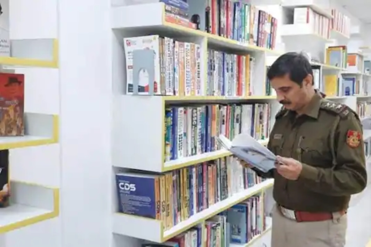 झोपडपट्टीतील मुलांसाठी पोलीस ठाण्याचं ग्रंथालयात रुपांतर, पोलीस अधिकाऱ्याचा अभिनव उपक्रम