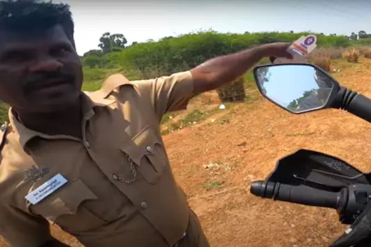 'मदत करावी तर अशी'; तामिळनाडूतील पोलिसाने घडवलं माणुसकीचं दर्शन