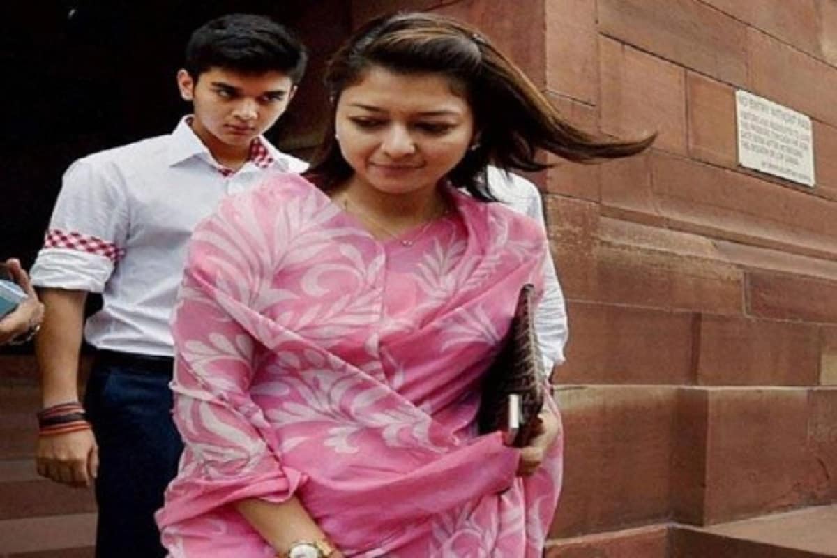 प्रियदर्शनी राजे यांनी आता भाजपवासी झालेले मध्य प्रदेशातले मोठे नेते आणि खासदार ज्योतीरादित्य शिंदे यांच्याशी लग्नगाठ बांधली त्या वेळी त्या चर्चेत आल्या होत्या. त्यावेळी ज्योतिरादित्य काँग्रेसमध्ये होते. प्रियदर्शनी राजे यांनी आता भाजपवासी झालेले मध्य प्रदेशातले मोठे नेते आणि खासदार ज्योतीरादित्य शिंदे यांच्याशी लग्नगाठ बांधली त्या वेळी त्या चर्चेत आल्या होत्या. त्यावेळी ज्योतिरादित्य काँग्रेसमध्ये होते.