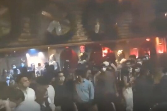 VIDEO: मुंबईकरांना अजूनही गांभीर्य नाहीच! पबमध्ये COVID-19 चे नियम पायदळी, 230 जणांवर कारवाई