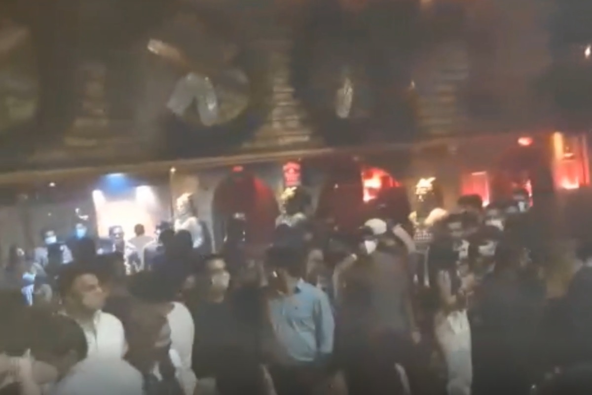 VIDEO: मुंबईकरांना अजूनही गांभीर्य नाहीच! पबमध्ये COVID-19 चे नियम पायदळी, 230 जणांवर कारवाई
