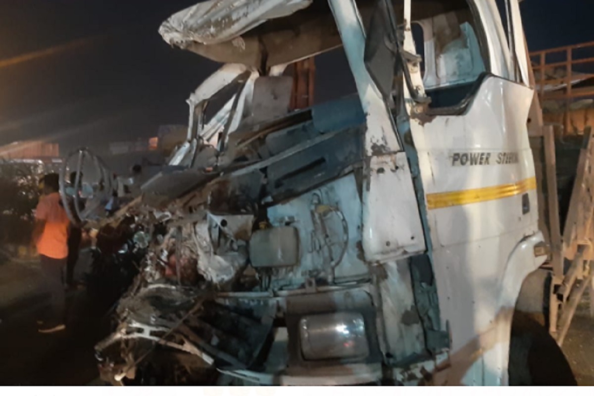 पुणे-सोलापूर राष्ट्रीय महामार्गावर भीषण अपघात; 2 जागीच ठार, 2 जखमी