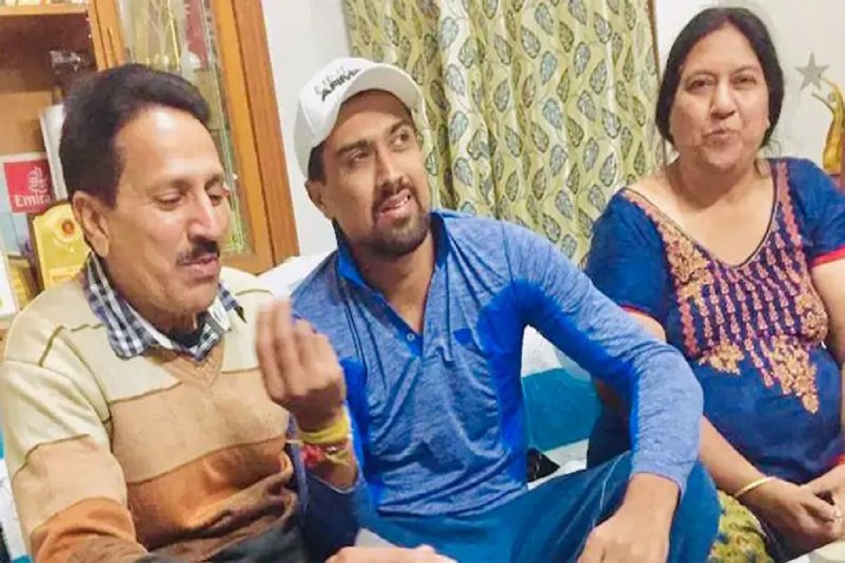 कोरोनाने घेतला या क्रिकेटरच्या वडिलांचा बळी, म्हणाला, 'माफ करा...मी वाचवू शकलो नाही'