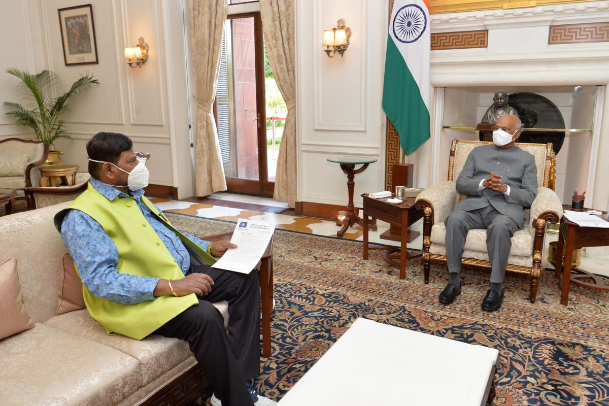 रामदास आठवले पोहोचले राष्ट्रपतींकडे, महाराष्ट्रात राष्ट्रपती राजवटीची केली मागणी