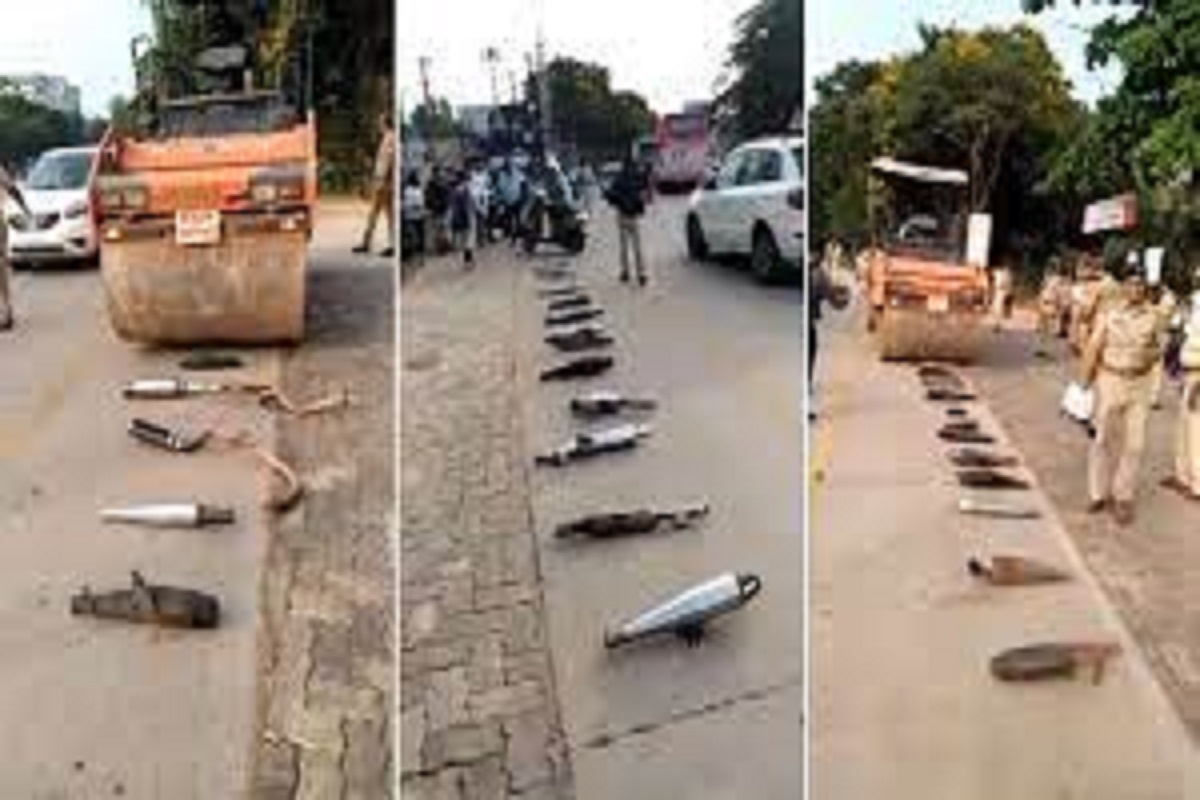 जोरदार आवाज करत बाइक फिरवणाऱ्या रोड रोमियोंना धडा; ट्रॅफिक पोलिसांनी रोड रोलरने चिरडले सायलेन्सर