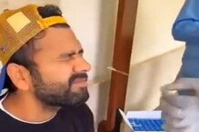 IND vs ENG : कोरोना टेस्टनंतर रोहितने पंतला केला आक्षेपार्ह इशारा, पाहा VIDEO IND vs ENG : कोरोना टेस्टनंतर रोहितने पंतला केला आक्षेपार्ह इशारा, पाहा VIDEO