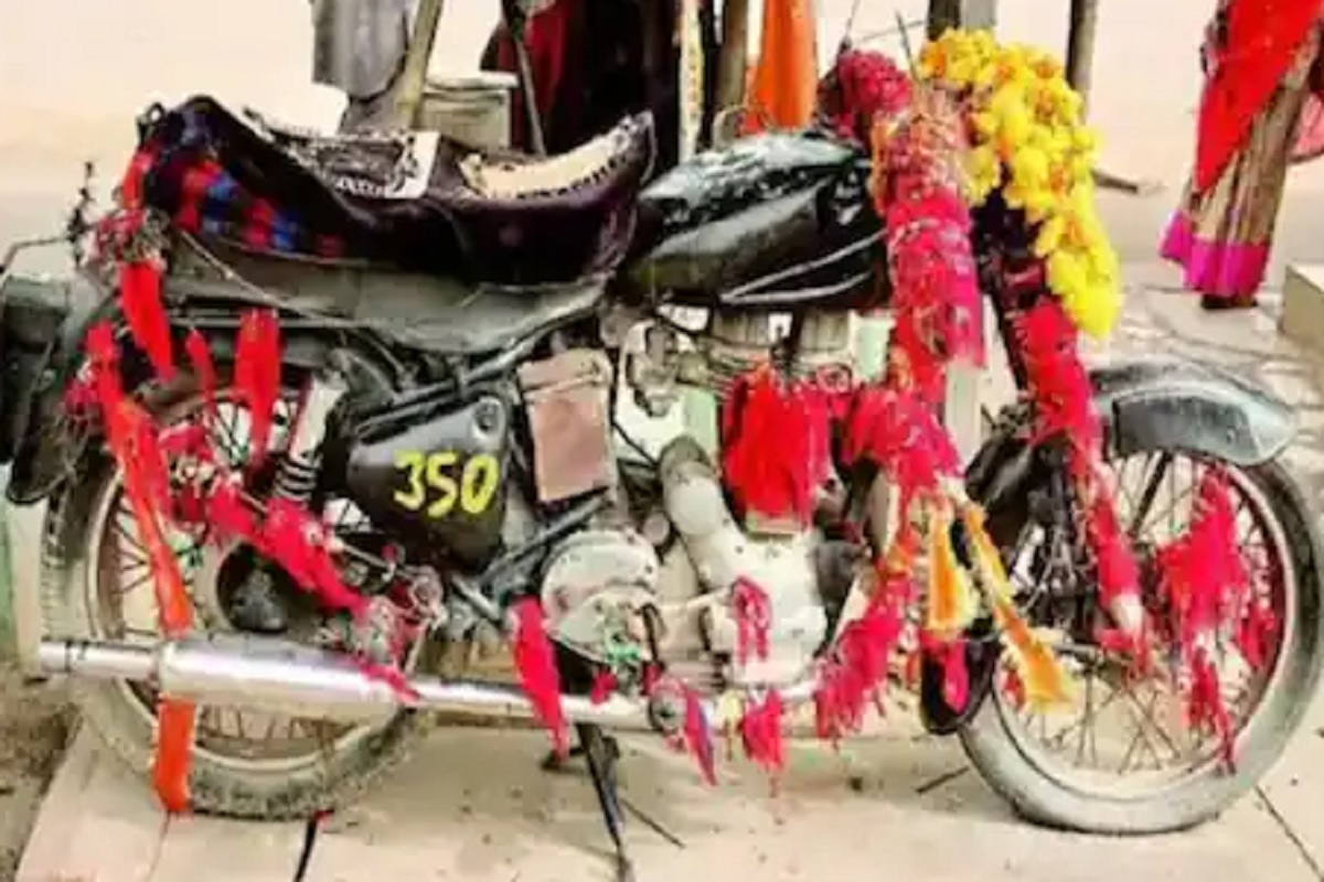 इथे होते Royal Enfield Bullet ची पूजा, भक्तांच्या इच्छाही होतात पूर्ण; वाचा अनोख्या मंदिराची कहाणी