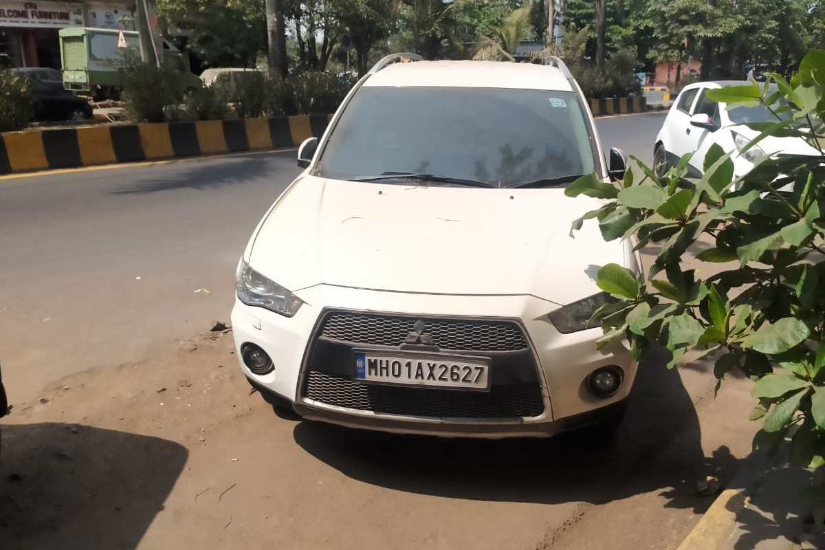 Sachin Vaze यांचा आणखी एक 'कार'नामा समोर, महागडी गाडी नवी मुंबईच्या रस्त्यावर सापडली