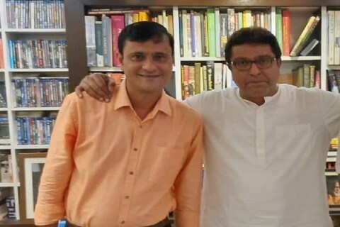 ठाण्यात दहीहंडी साजरी करण्याच्या तयारीत असणाऱ्या मनसे पदाधिकारी आणि कार्यकर्त्यांना पोलिसांनी ताब्यात घेतल्यानंतर आता दादरमध्ये (Dadar) दहीहंडी उभी करणार असल्याचं ट्विटर मनसे नेते संदीप देशपांडे (Sandeep Deshpande) यांनी केलं आहे. 
