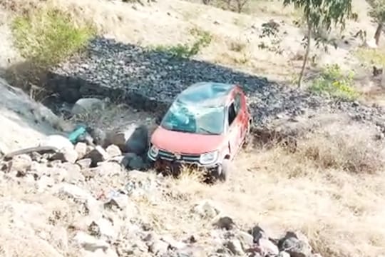 70 फूट खोल दरीत कोसळली कार, 5 ते 6 वेळा झाली पलटी पण तिघे तरुण बचावले, VIDEO