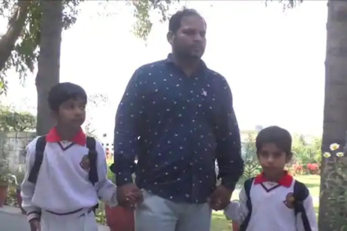 शाळेची फी भरली नाही म्हणून विद्यार्थ्यांना ठेवलं डांबून; खाजगी शाळेचं संतापजनक कृत्य