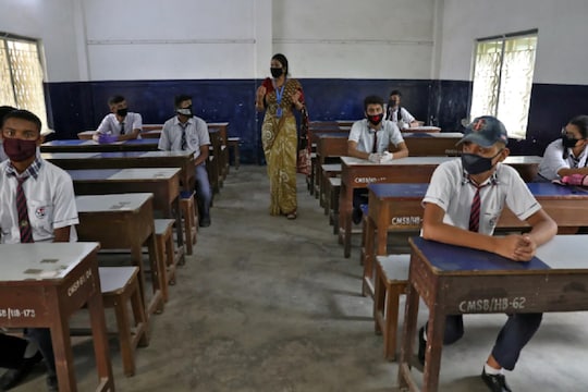 शाळा सुरू करण्याला ग्रीन सिग्नल मिळताच धोक्याची घंटा; 32 विद्यार्थी कोरोना संक्रमित
