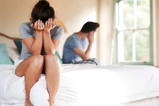 पुरुषांपेक्षा महिलांना शारीरिक संबंध बनवण्याची इच्छा कमी होत जाते. महिलांमध्ये सेक्सची इच्छा कमी होण्याचं एक महत्वाच कारण आहे. ज्याला हाइपोएक्टिव्ह सेक्शुअल डिझायर रिसोर्सर्डर (HSDD) म्हणतात. त्यामुळे महिलांची सेक्स करण्याची इच्छा कमी होत जाते. 