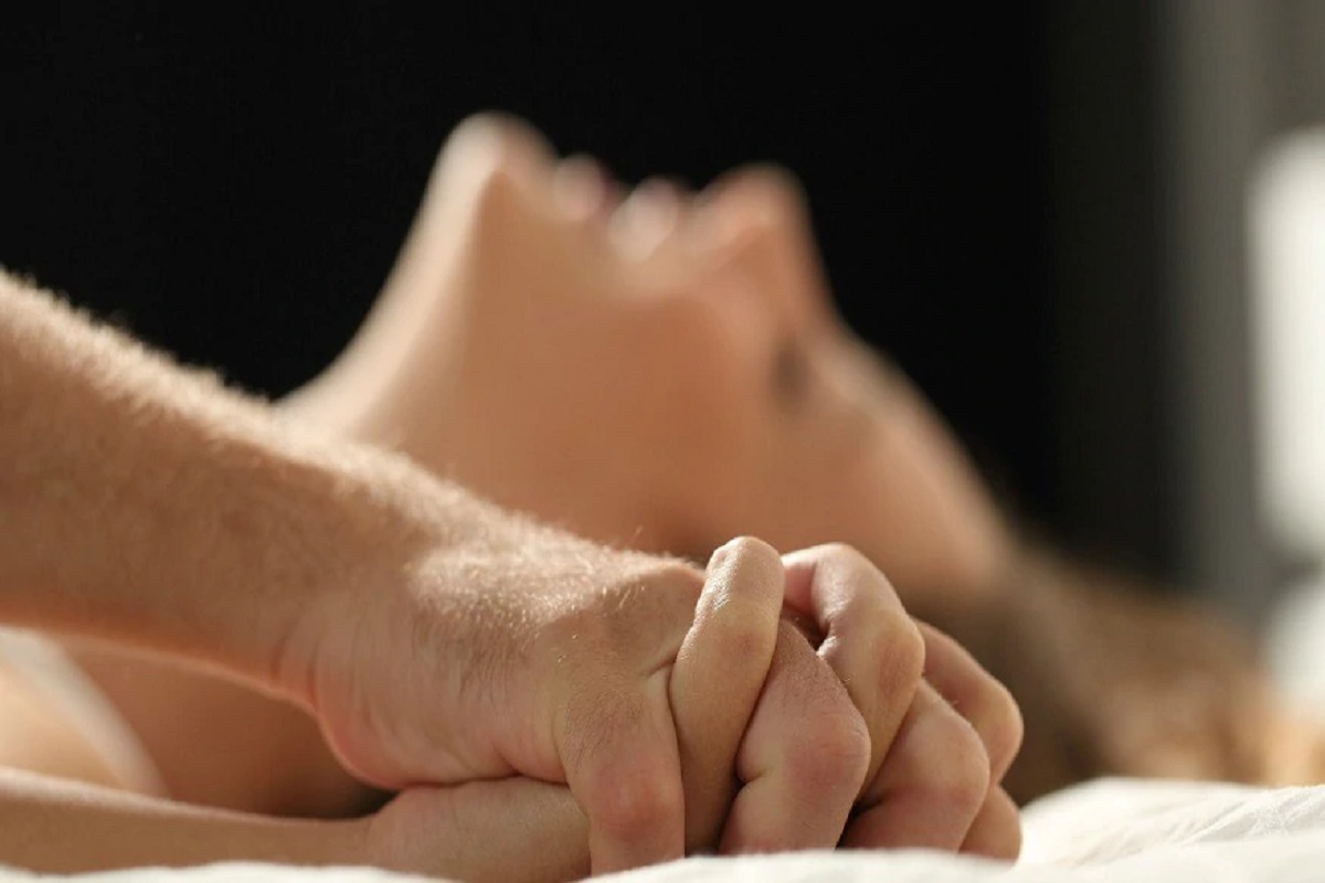 Sexual Wellness : तो कंडोमशिवाय सेक्स करण्यासाठी आग्रह करतोय, काय करू?