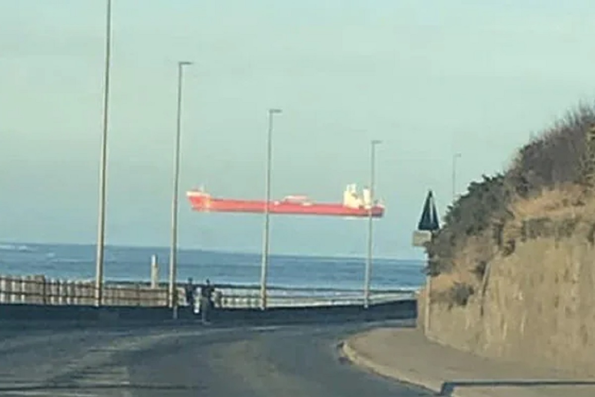 ओ तेरी! हे काय? पाण्यात तरंगता तरंगता हवेत उडू लागलं भलंमोठं जहाज