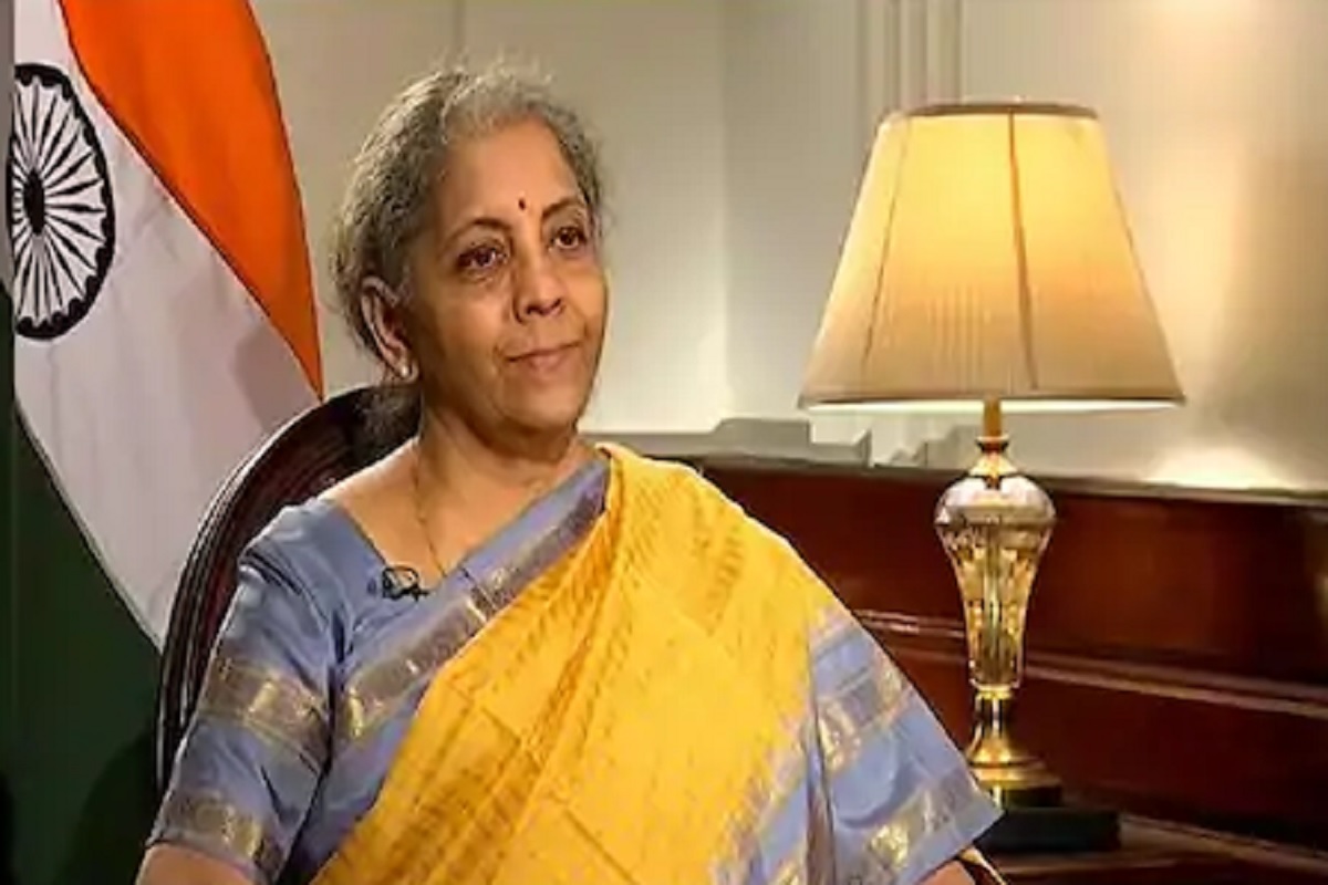 इंधनवाढीला केवळ केंद्र जबाबदार नाही, अर्थमंत्र्यांनी राज्य सरकारांना केलं असं आवाहन