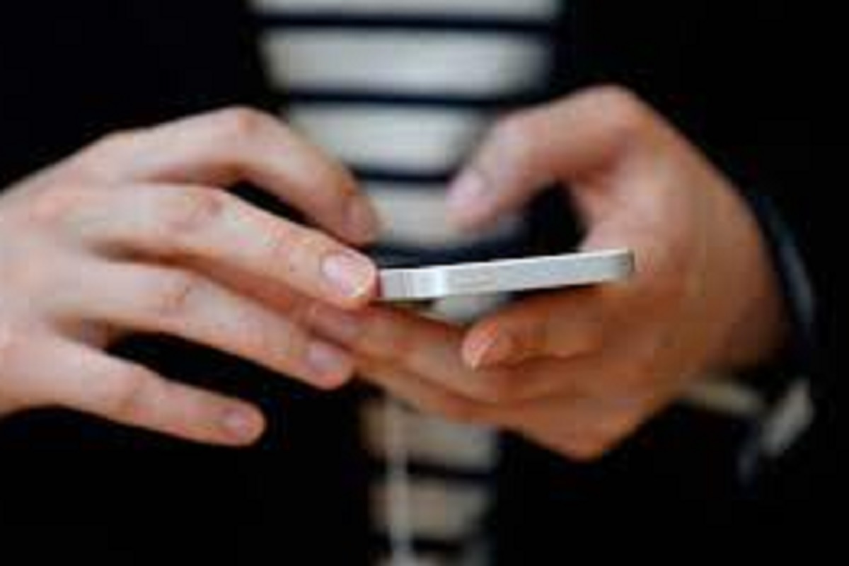 दिवसभर फोन वापरून पुन्हा रात्री झोपतानाही फोन हाता घेतला जातो.