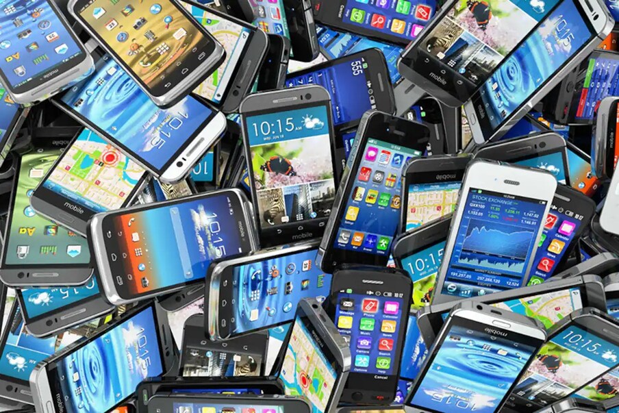 अँड्रॉईड फोनमध्ये हा IMEI Number मिळवण्यासाठी, मोबाईल फोनमध्ये एक कोड डायलपॅडमध्ये टाईप करुन कॉल बटण दाबावं लागेल. *#06# डायल करुन तुमच्या फोनचा IMEI Number मिळेल. तसंच अँड्रॉईड मोबाईल फोनमधील सेटिंग्जमध्ये About Phone वर क्लिक करुनही हा नंबर मिळू शकतो. फोनच्या पॅकेजिंगवरही हा नंबर असतो.