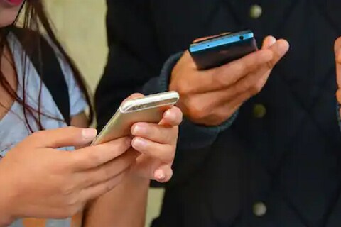 टेलिकॉम कंपन्यांकडून एका आठवड्यासाठी एसएमएस (SMS) स्क्रबिंग निलंबित केल्यानंतर, आता भारतीय दूरसंचार नियामक प्राधिकरण अर्थात ट्रायने, ही सुविधा बुधवारपासून पुन्हा सुरू होणार असल्याचं सांगितलं. 